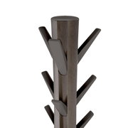 Nahaufnahme eines modernen Garderobenständers aus Holz mit mehreren Haken, seitliche Perspektive.