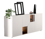 Weißes modernes Sideboard mit geometrischen Fronten und Glasvitrinen-Elementen, dekoriert mit Pflanze, Bilderrahmen und Vase, in schräger Frontansicht von links auf weißem Hintergrund.