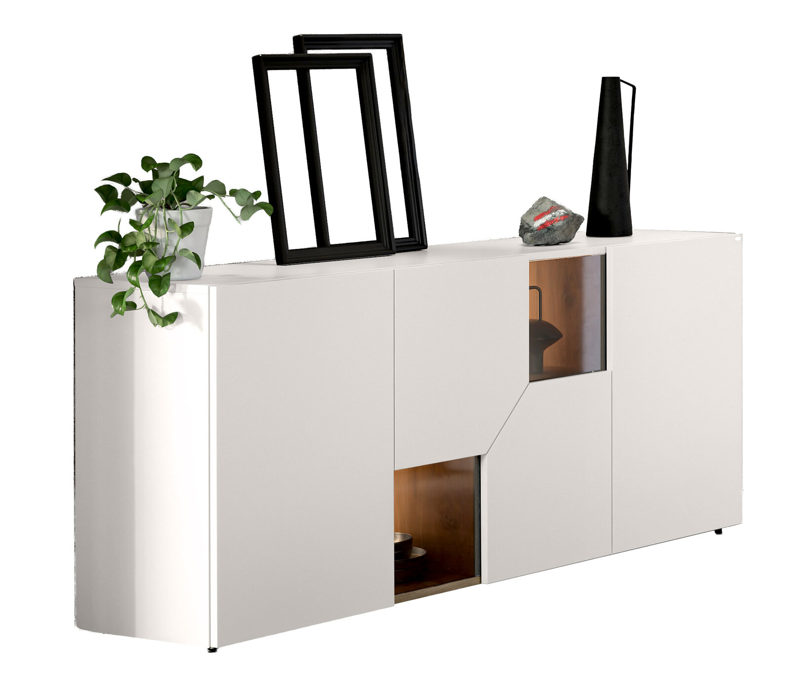 Weißes modernes Sideboard mit geometrischen Fronten und Glasvitrinen-Elementen, dekoriert mit Pflanze, Bilderrahmen und Vase, in schräger Frontansicht von links auf weißem Hintergrund.