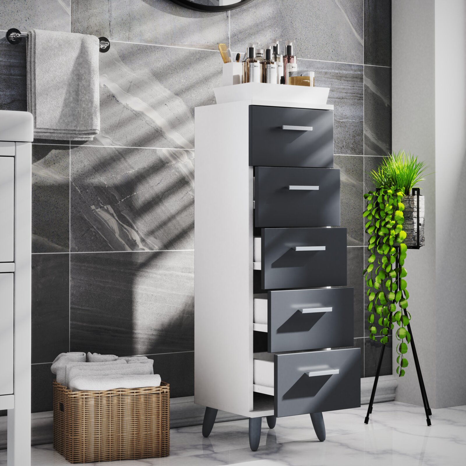 Schmaler Badezimmer-Hochschrank mit weißem Korpus und anthrazitfarbenen Schubladen, mehrere Schubladen teilweise geöffnet, seitliche Frontansicht in modernem Bad mit grauen Fliesen und Pflegeprodukten obenauf
