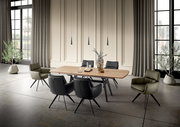Moderner Esstisch mit Holzplatte und schwarzen Stuhlbeinen, umgeben von gepolsterten Stühlen in einem eleganten Raum mit großen Fenstern. Perspektive: Frontalansicht.
