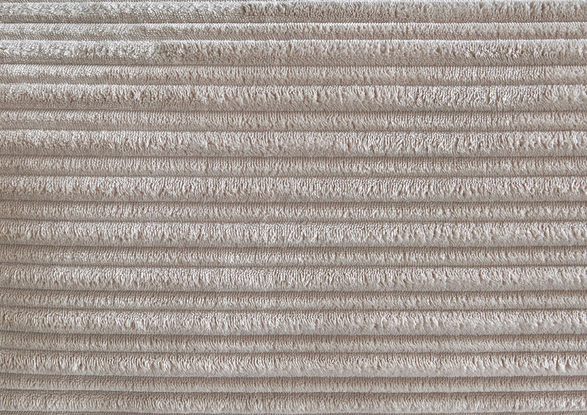 Nahaufnahme eines strukturierten, gestreiften Stoffes in Beige, verwendet für ein Polsterbett.
