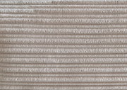 Nahaufnahme eines strukturierten, gestreiften Stoffes in Beige, verwendet für ein Polsterbett.