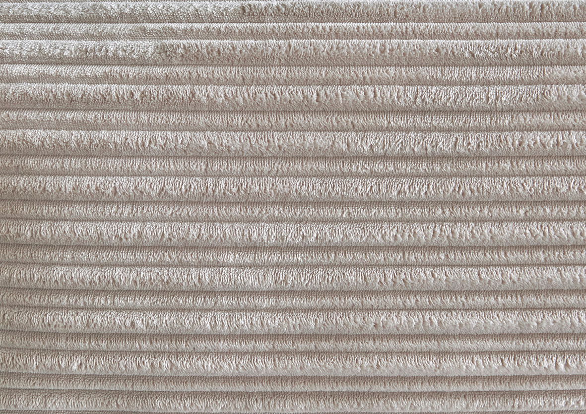Nahaufnahme eines strukturierten, gestreiften Stoffes in Beige, verwendet für ein Polsterbett.