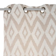 Ösenschal mit geometrischem Muster in Beige und Weiß, Nahaufnahme von oben