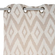 Ösenschal mit geometrischem Muster in Beige und Weiß, Nahaufnahme von oben