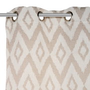 Sjaal met oogjes en een geometrisch patroon in beige en wit, close-up van bovenaf