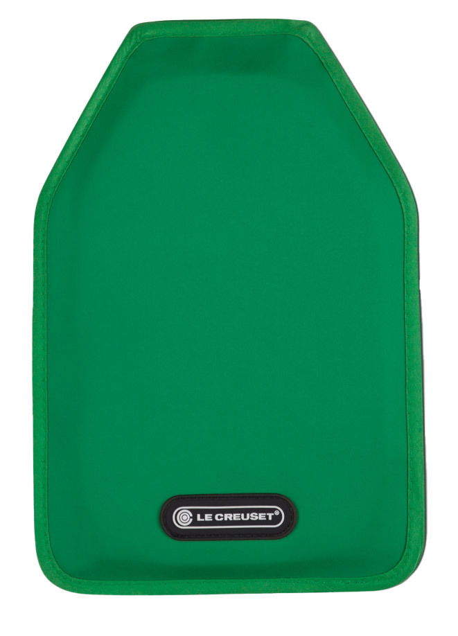 Grüner Aktiv-Weinkühler WA-126 Bamboo von vorne mit Le Creuset Logo.