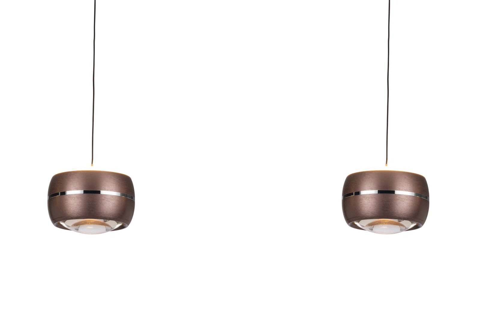 Zwei moderne LED-Hängeleuchten in brauner Metalloptik, von vorne betrachtet, mit schlanken Kabeln und einem eleganten Design.