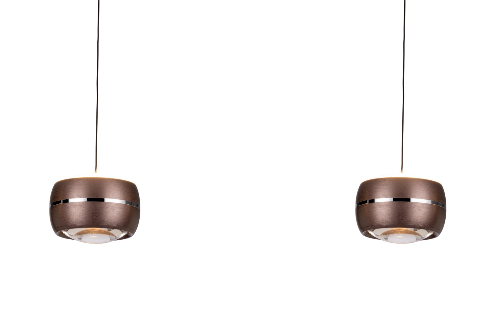 Twee moderne LED-hanglampen in bruine metaallook, gezien vanaf de voorkant, met slanke kabels en een elegant ontwerp.