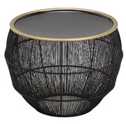 Moderner Beistelltisch mit schwarzem Drahtgestell und runder Glasplatte, seitliche Perspektive