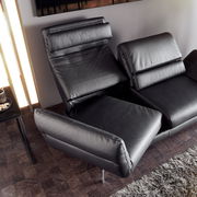 Schwarzes 2er-Sofa mit verstellbaren Rückenlehnen und Armlehnen, aus der Vogelperspektive fotografiert.