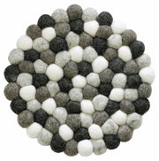 Runder Untersetzer aus Filzkugeln in verschiedenen Grautönen und Weiß, von oben betrachtet.