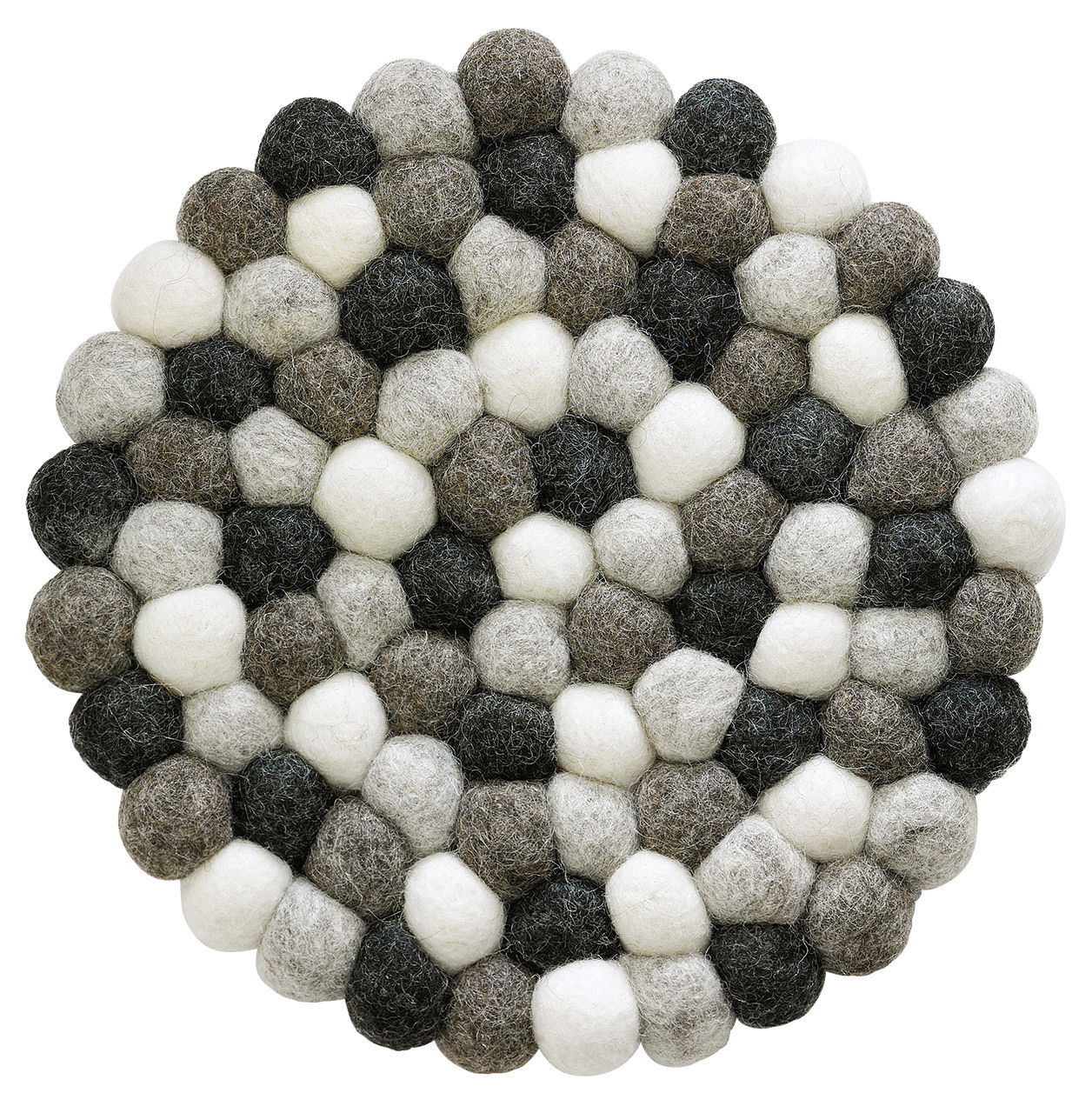 Runder Untersetzer aus Filzkugeln in verschiedenen Grautönen und Weiß, von oben betrachtet.