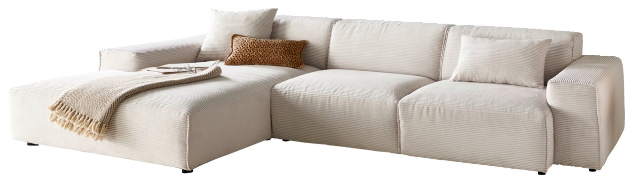 Lounge Handmade Hoekbank LH-EDINA Beige Ecksofa mit Ottomane links, dekoriert mit Kissen und Decke, seitliche Perspektive.