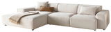 Beige Ecksofa mit Ottomane links, dekoriert mit Kissen und Decke, seitliche Perspektive.
