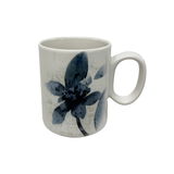 Weiße Tasse mit blauem Blumenmuster, seitliche Perspektive