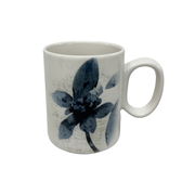 Weiße Tasse mit blauem Blumenmuster, seitliche Perspektive