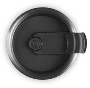 Draufsicht auf den Deckel eines Thermobechers in Ofenrot mit schwarzem Verschluss.