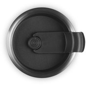Draufsicht auf den Deckel eines Thermobechers in Ofenrot mit schwarzem Verschluss.