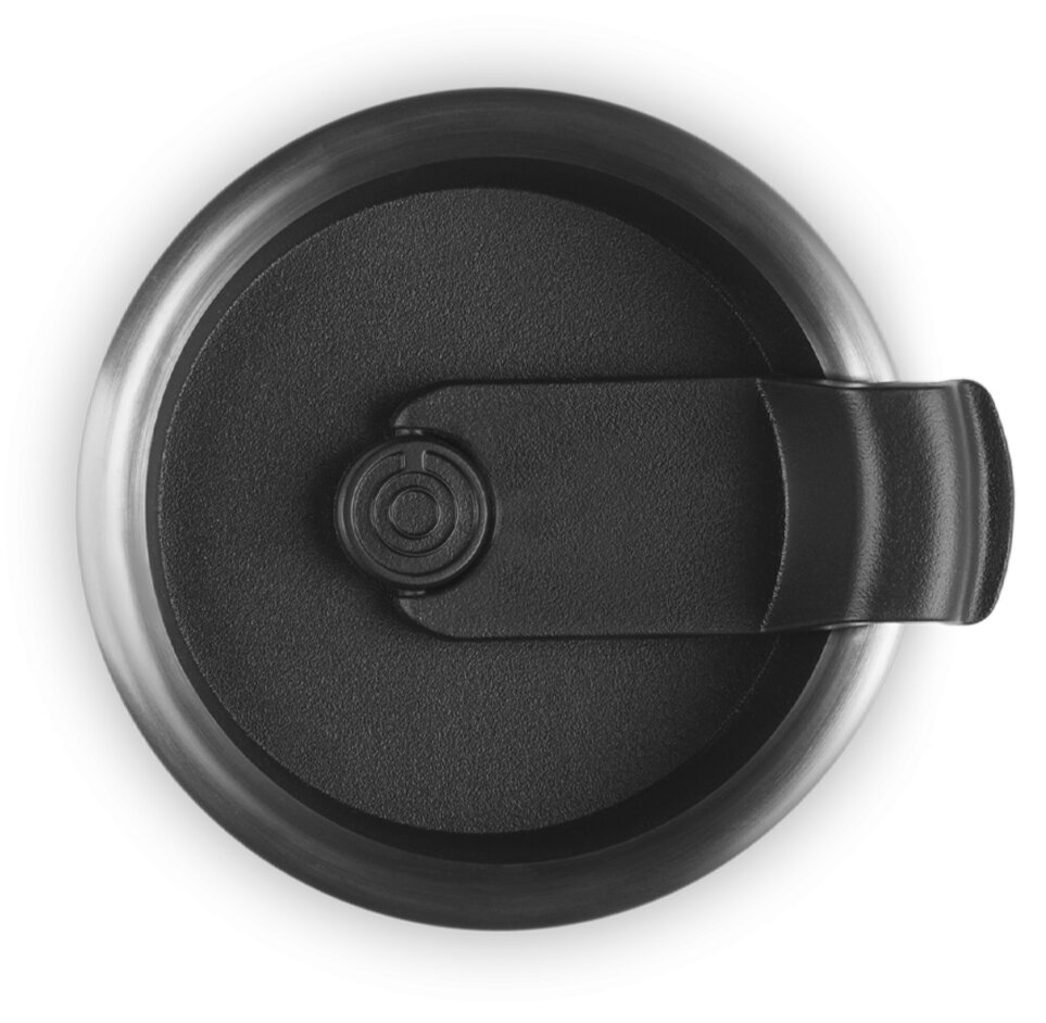 Bovenaanzicht van het deksel van een thermobeker in ovenrood met een zwarte sluiting.