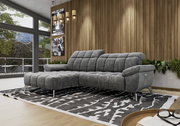 Graue Longchairkombination in modernem Wohnzimmer mit Holzvertäfelung und großen Fenstern, Perspektive von vorne links.