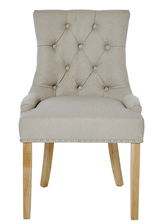 Vorderansicht eines eleganten, beige gepolsterten Stuhls mit Knopfdetails und Holzbeinen.