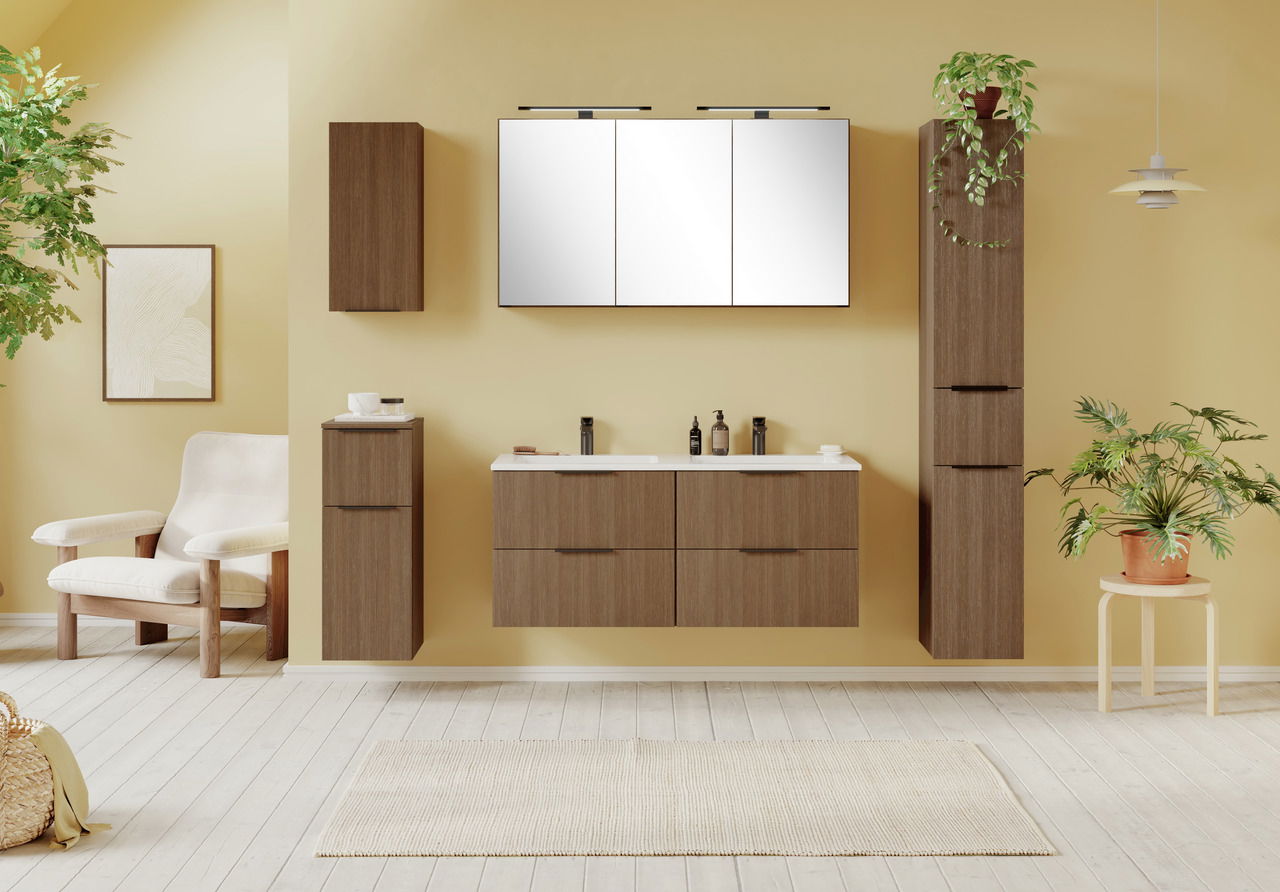 Moderner Spiegelschrank 120 cm in einem stilvollen Badezimmer mit Holzschränken und Pflanzen, Frontalansicht