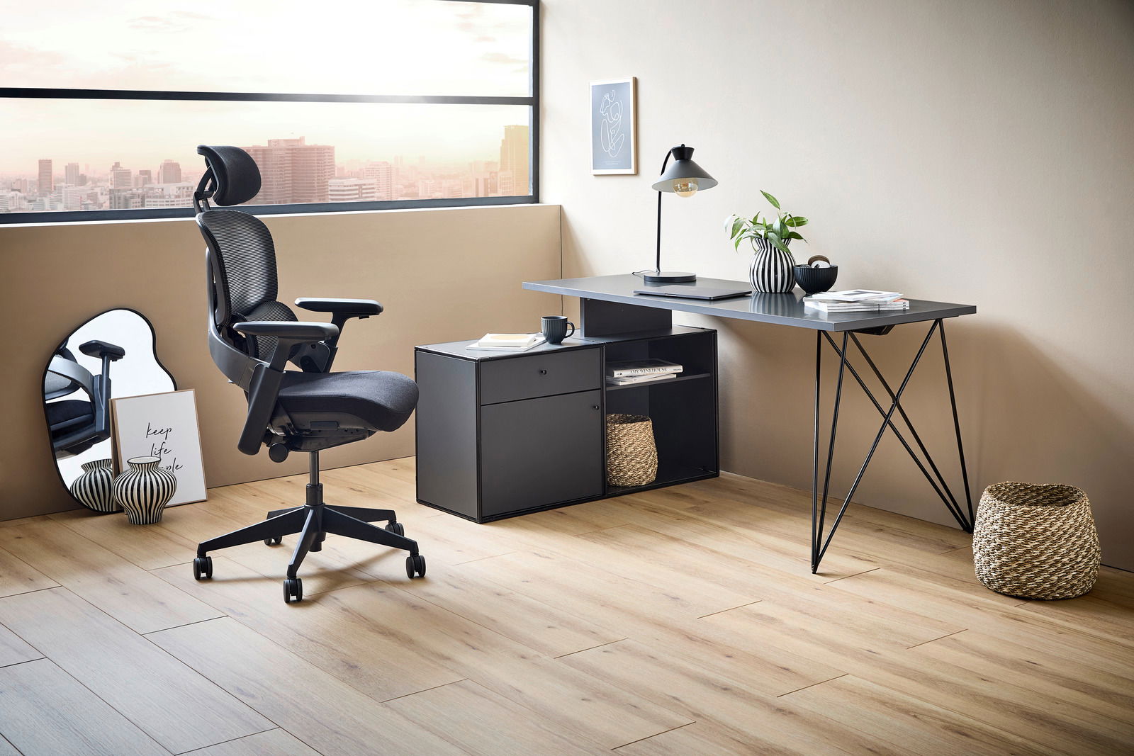 Moderner Drehstuhl in einem stilvollen Büro mit Blick auf die Stadt, seitliche Perspektive.