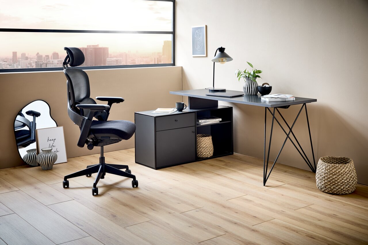 Novel Drehstuhl RICCO Moderner Drehstuhl in einem stilvollen Büro mit Blick auf die Stadt, seitliche Perspektive.