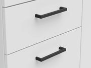 Nahaufnahme von zwei weißen Schubladen mit schwarzen Griffen, perspektivisch von vorne betrachtet.