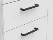 Nahaufnahme von zwei weißen Schubladen mit schwarzen Griffen, perspektivisch von vorne betrachtet.