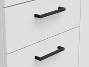 Nahaufnahme von zwei weißen Schubladen mit schwarzen Griffen, perspektivisch von vorne betrachtet.