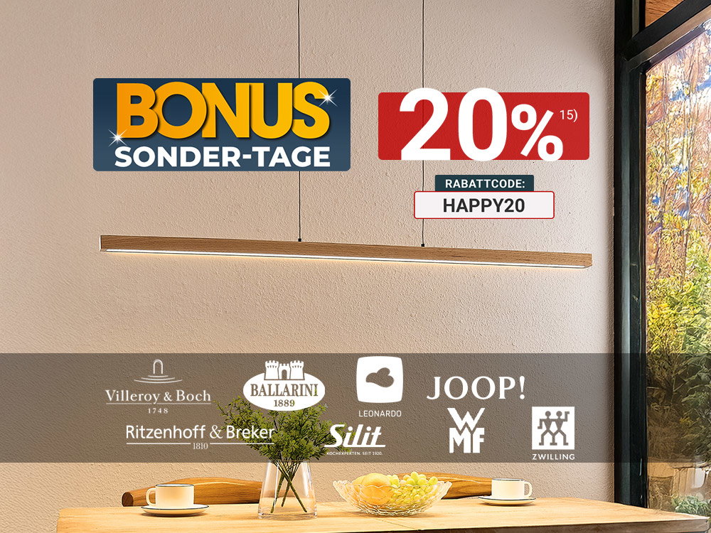 Esstisch mit Pendelleuchte, Deko und „Bonus Sonder-Tage“-Hinweis sowie Markenlogos an der Wand