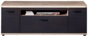 Modernes Sideboard/TV-Lowboard mit heller Holzoptik und mattschwarzen Fronten, mittigem offenen Fach und drei Schubladen, frontal aus leicht erhöhter Perspektive dargestellt.
