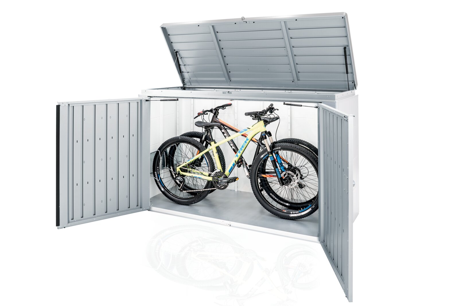 Metalen kist met geopend deksel en deuren, waarop twee fietsen van voren te zien zijn.