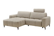 Beige Ecksofa mit linker Ottomane, Kopfstütze und moderner Polsterung, Perspektive von vorne links
