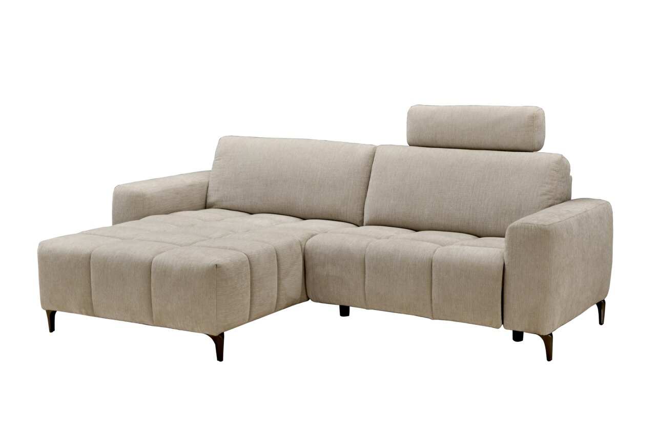 Beige hoekbank met ottomane aan de linkerkant, hoofdsteun en moderne bekleding, gezien vanaf links vooraan