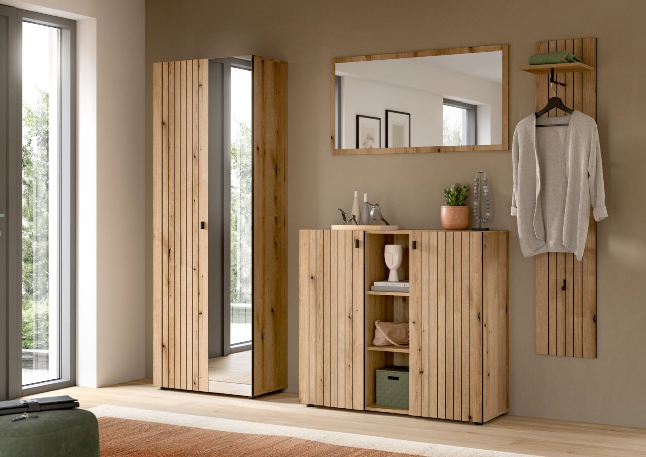 MID.YOU Garderobenschrank STATION Modernes Flurmöbel-Set aus hellem Holz mit vertikaler Lamellenoptik: hoher Garderobenschrank mit Spiegeltür, Sideboard mit offenen Fächern und Türen sowie Wandspiegel und Garderobenpaneel; gezeigt in frontaler Perspektive mit leichter Seitenansicht.