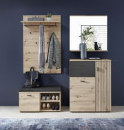 Garderoben-Set aus Holz mit Wandpaneel, Kleiderhaken, Schuhbank und Spiegel, frontal betrachtet.