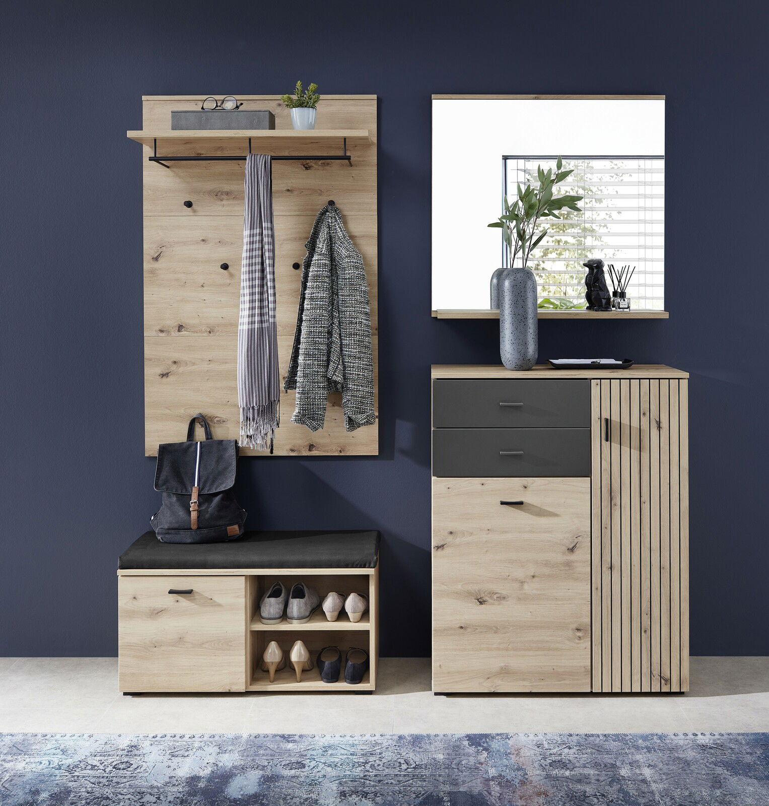 Garderoben-Set aus Holz mit Wandpaneel, Kleiderhaken, Schuhbank und Spiegel, frontal betrachtet.