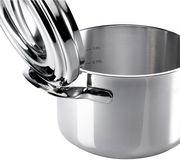 Nahaufnahme eines glänzenden Edelstahltopfs mit geöffnetem Deckel, sichtbare Messskala im Inneren.