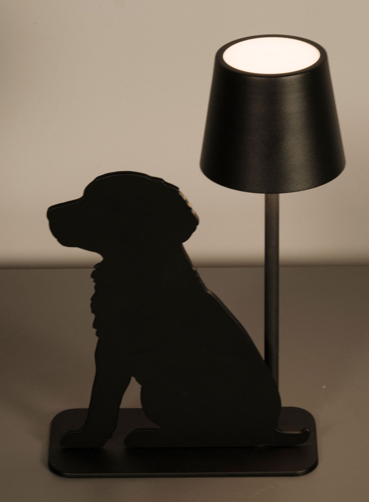 Schwarze Akku-Tischleuchte mit Hundesilhouette, seitliche Perspektive