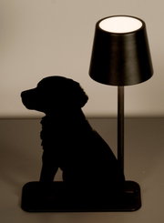Schwarze Akku-Tischleuchte mit Hundesilhouette, seitliche Perspektive