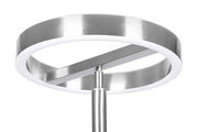 Moderner LED-Deckenfluter aus gebürstetem Metall, Nahaufnahme von unten.