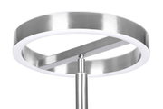 Moderner LED-Deckenfluter aus gebürstetem Metall, Nahaufnahme von unten.