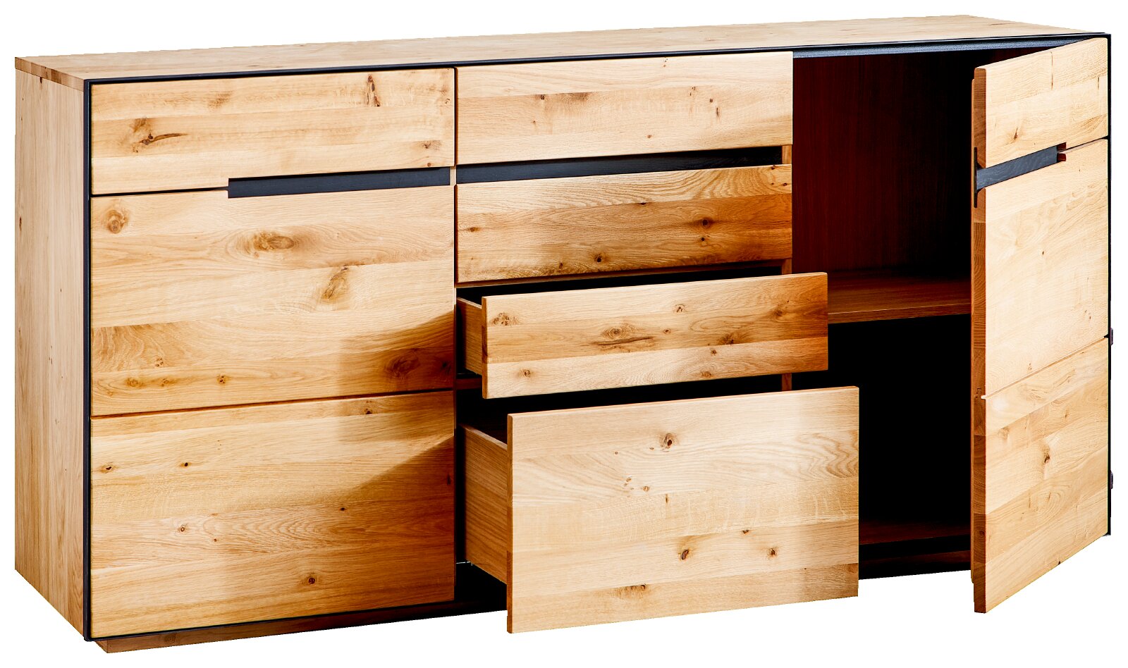 Massief houten dressoir/commode met natuurlijke houtnerf en zwarte accenten, met meerdere lades en een open kastvak met deur, gefotografeerd in een schuin vooraanzicht (driekwart) met enkele lades en de deur geopend.