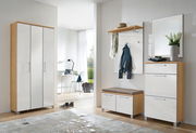 Modernes 5-teiliges Garderoben-Set in heller Holzoptik mit weißen Hochglanzfronten, bestehend aus einem großen Schrank, einer Sitzbank mit Stauraum, einer Wandgarderobe mit Hutablage und Spiegel, aus der Perspektive eines hellen, einladenden Raumes.