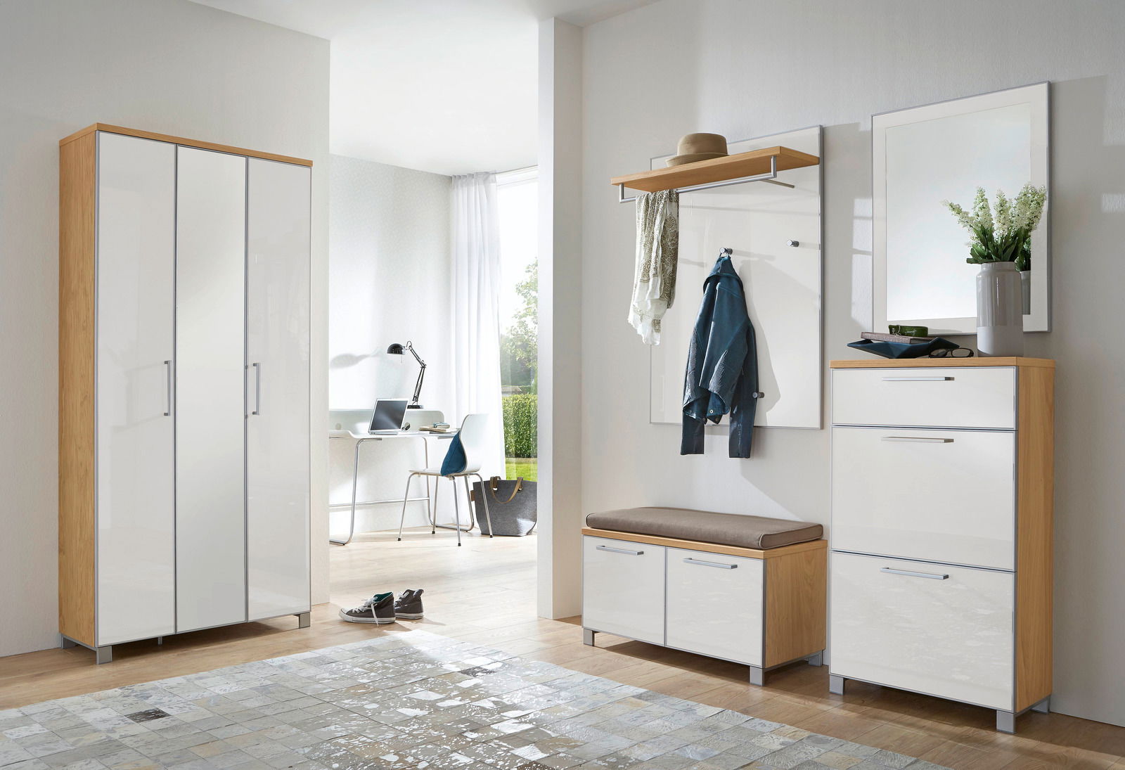 Modernes 5-teiliges Garderoben-Set in heller Holzoptik mit weißen Hochglanzfronten, bestehend aus einem großen Schrank, einer Sitzbank mit Stauraum, einer Wandgarderobe mit Hutablage und Spiegel, aus der Perspektive eines hellen, einladenden Raumes.