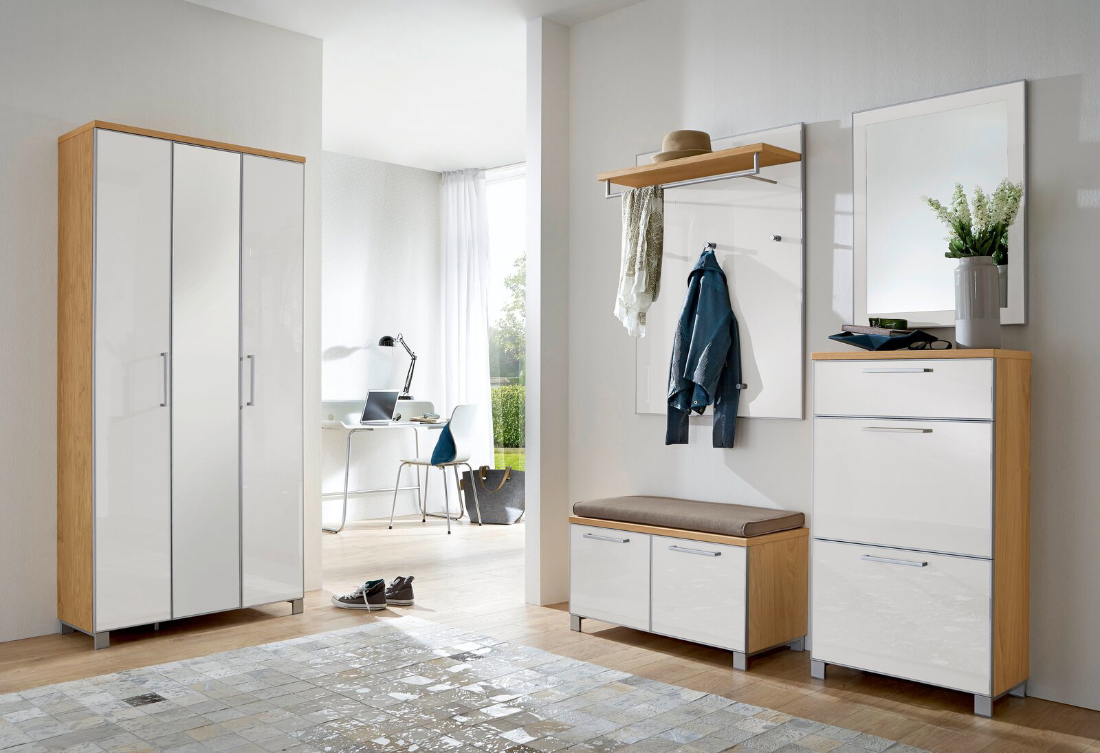 Modernes 5-teiliges Garderoben-Set in heller Holzoptik mit weißen Hochglanzfronten, bestehend aus einem großen Schrank, einer Sitzbank mit Stauraum, einer Wandgarderobe mit Hutablage und Spiegel, aus der Perspektive eines hellen, einladenden Raumes.